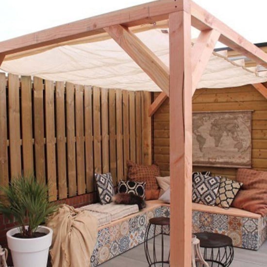 Pergola en bois Douglas autoportante avec store bateau couleur crème 